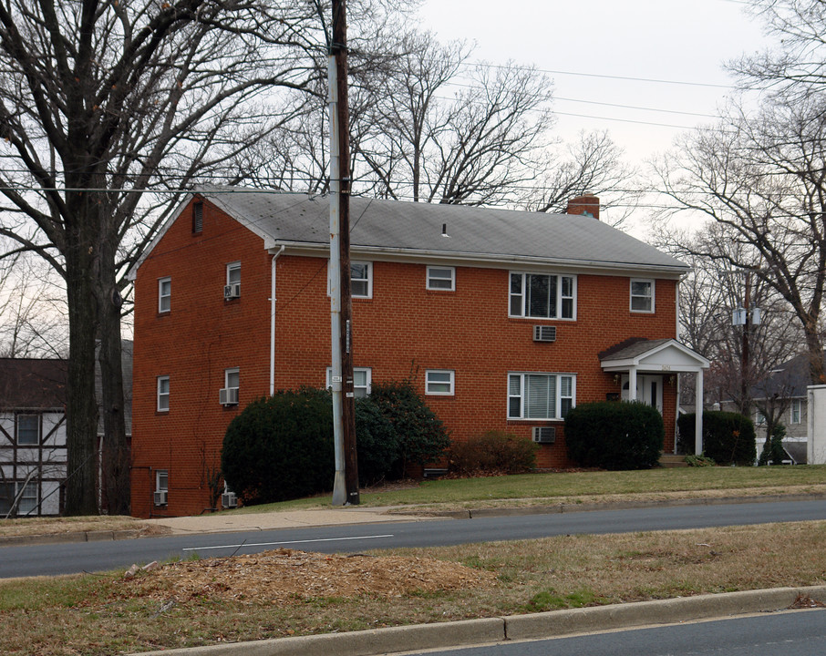 2626 Washington Blvd in Arlington, VA - Building Photo