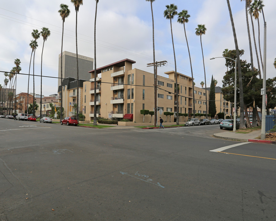 501 S Kenmore Ave in Los Angeles, CA - Foto de edificio