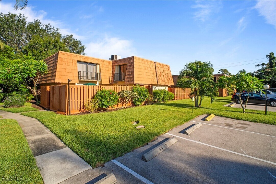 1703 Park Meadows Dr in Ft. Myers, FL - Building Photo