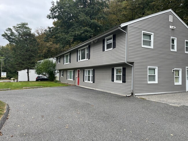 211 Kent Rd in New Milford, CT - Building Photo - Building Photo
