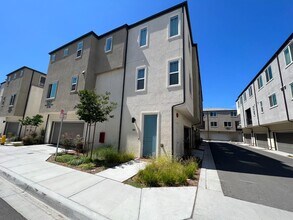 5257 Beachfront Cove in San Diego, CA - Building Photo - Building Photo