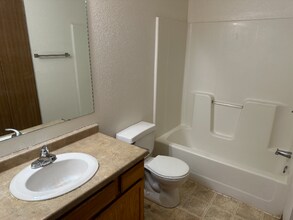 1121 14th Ave E, Unit 16 in West Fargo, ND - Foto de edificio - Building Photo