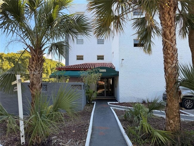 13685 NE 10th Ave, Unit 304 in North Miami, FL - Building Photo - Building Photo
