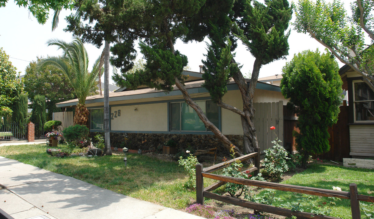 228 W Lemon Ave in Monrovia, CA - Building Photo