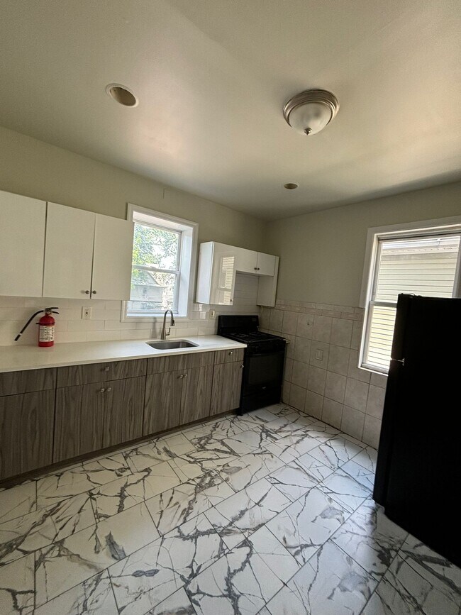 17 Davis Ave, Unit 2 in East Orange, NJ - Building Photo - Building Photo