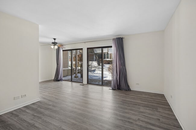 402 Sandalwood Ln in Schaumburg, IL - Building Photo - Building Photo