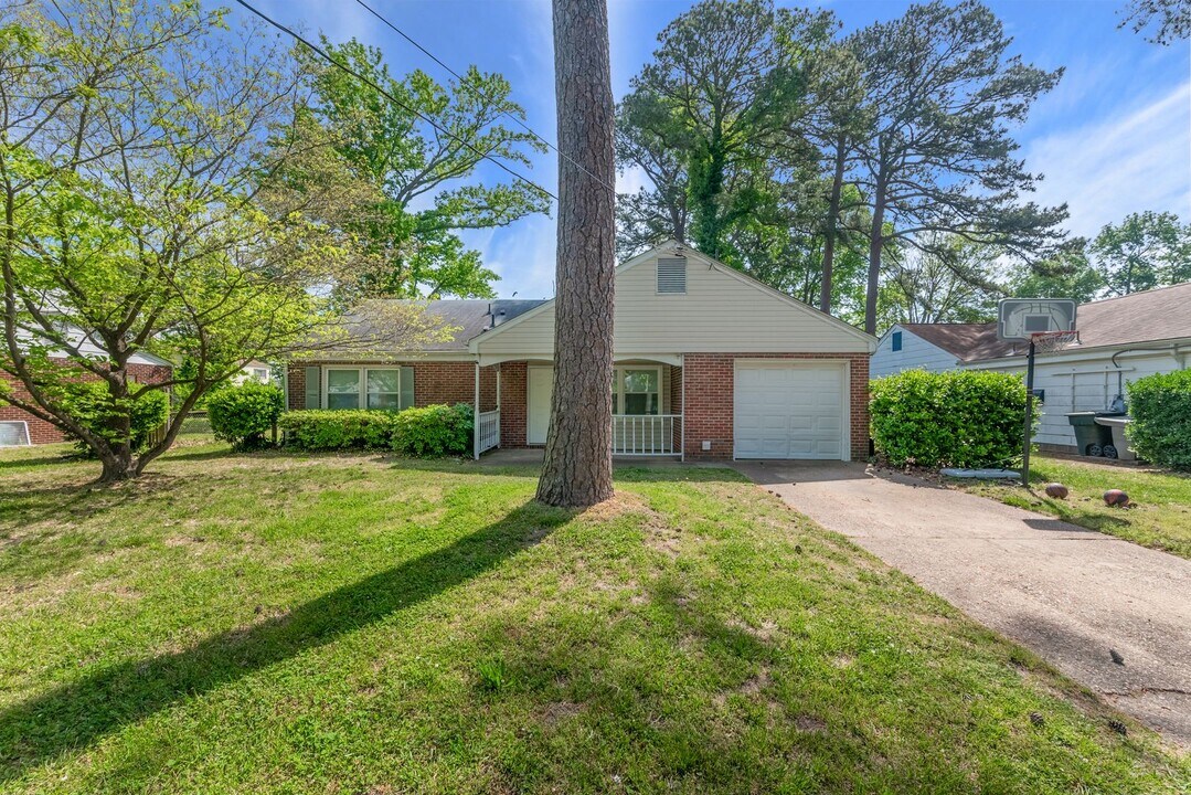 614 Essex Park Dr in Hampton, VA - Building Photo