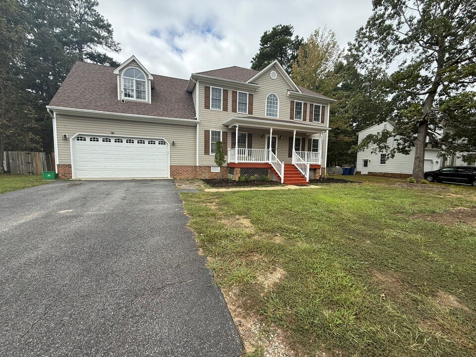 8207 Whirlaway Dr in Midlothian, VA - Building Photo