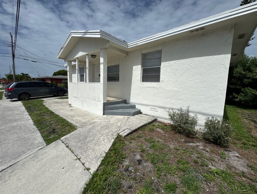 901 W 7th St in Riviera Beach, FL - Building Photo