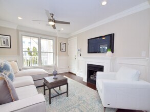 41 Wenham St, Unit 2 in Boston, MA - Foto de edificio - Building Photo