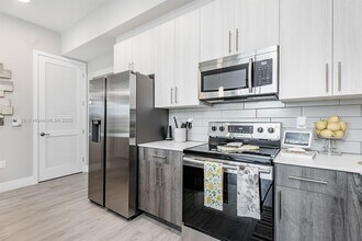 9311 W Commercial Blvd in Tamarac, FL - Building Photo - Building Photo