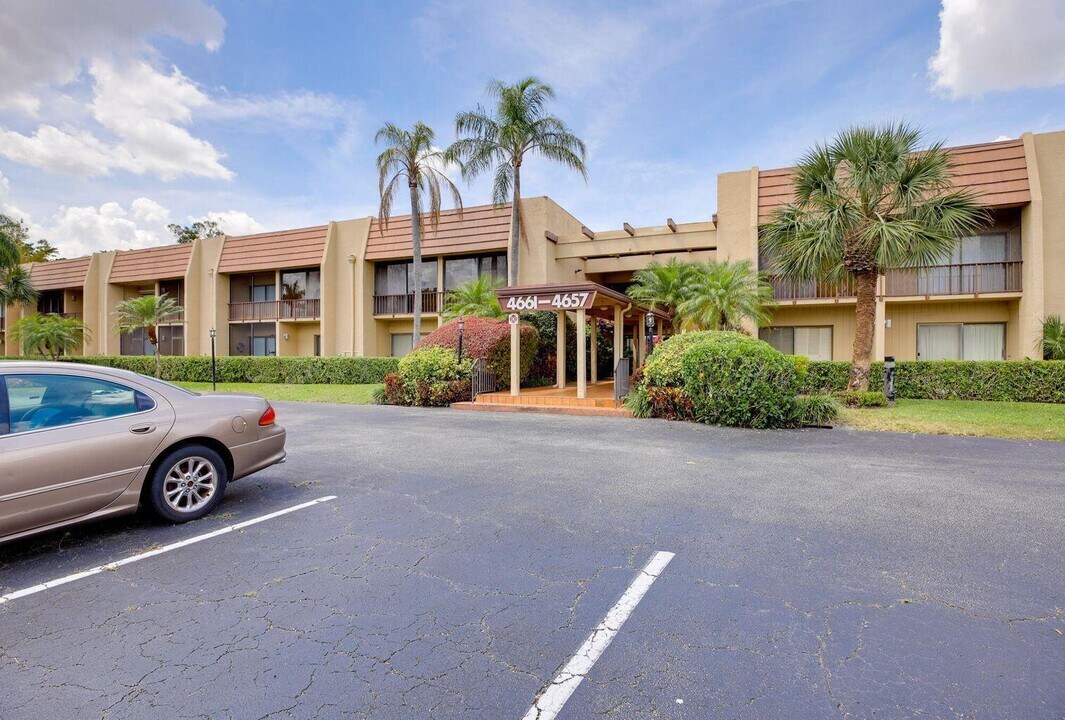 4657 Fountains Dr S in Greenacres, FL - Building Photo