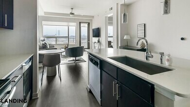 825 Usener St in Houston, TX - Foto de edificio - Building Photo