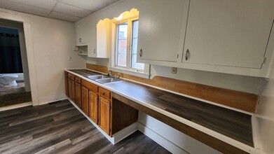 8 Walker Ave-Unit -Apartment 1 - Lower in Bradford, PA - Building Photo - Building Photo