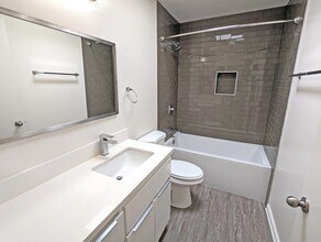 520 N Virgil Ave, Unit 8 in Los Angeles, CA - Building Photo - Building Photo