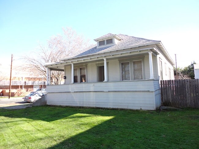 805 Rio Chico Way in Chico, CA - Building Photo - Building Photo