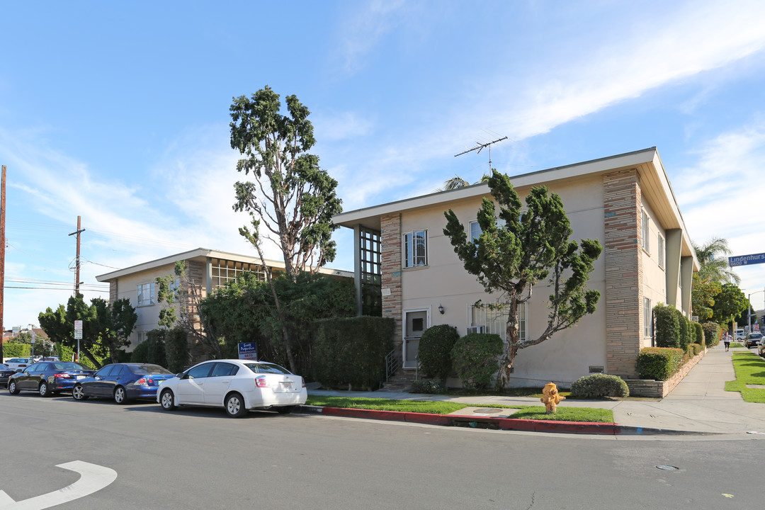 6670 Lindenhurst Ave in Beverly Hills, CA - Building Photo