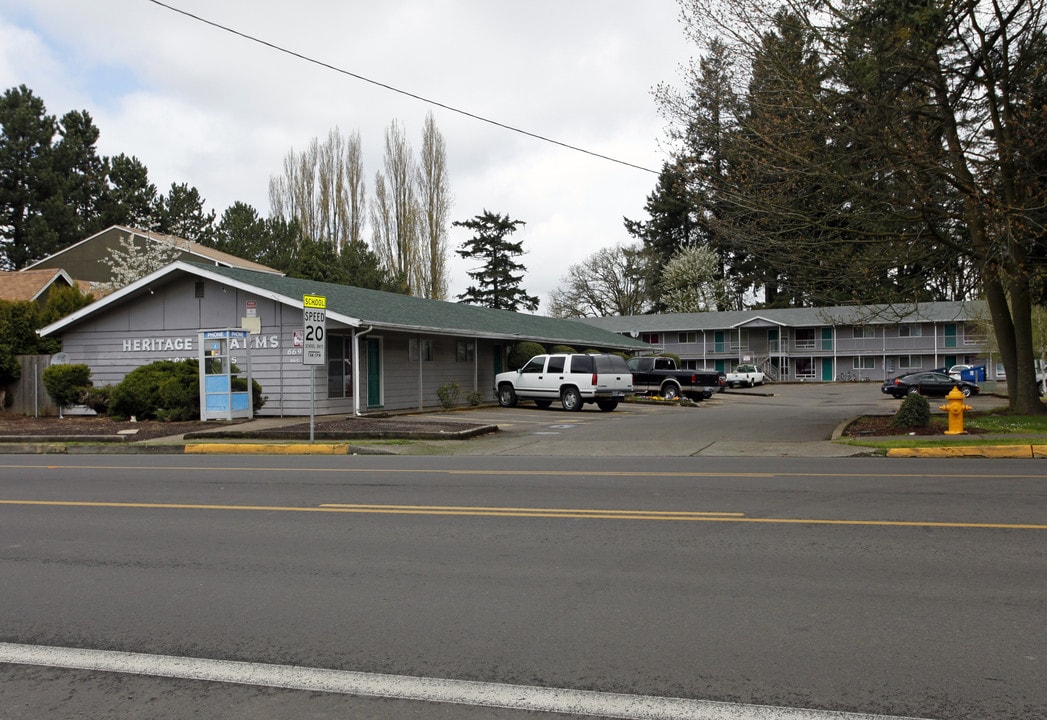 Heritage Arms Apartments in Woodburn, OR - Foto de edificio