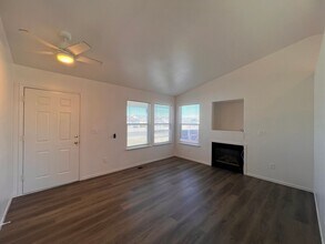 122 Campfire Wy in Fernley, NV - Foto de edificio - Building Photo