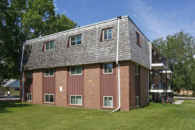 Manor & Chateau Apartments in Benson, MN - Foto de edificio - Building Photo