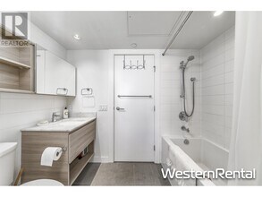 988-988 Quayside Dr in New Westminster, BC - Building Photo - Building Photo