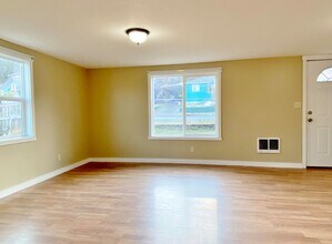 309 E 14th St in The Dalles, OR - Building Photo - Building Photo