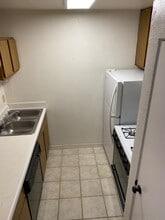 2001 Branard St, Unit 10 in Houston, TX - Building Photo - Building Photo