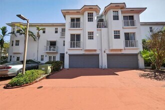2725 NE 8th Ave in Wilton Manors, FL - Foto de edificio - Building Photo