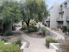 1010 E Osborn Rd in Phoenix, AZ - Building Photo - Building Photo