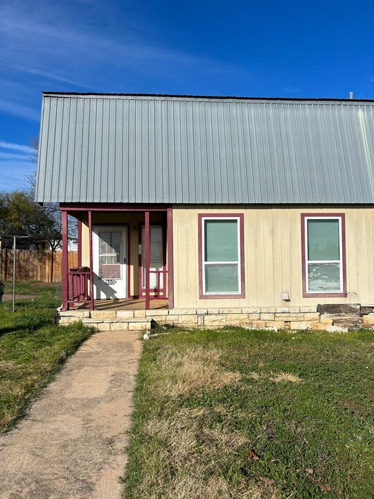 803 W Navarro St in Llano, TX - Foto de edificio