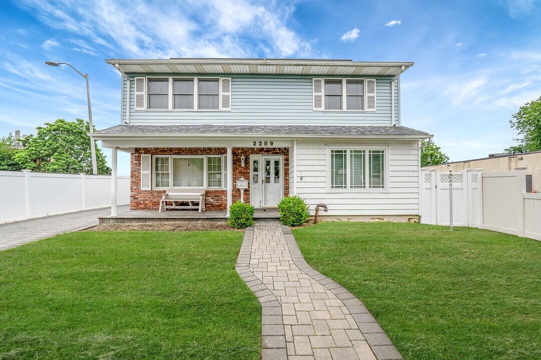 2289 Penatiquit Ave in Seaford, NY - Building Photo