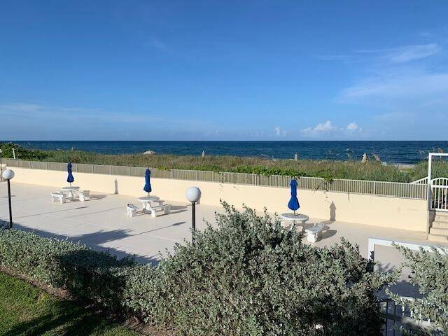 2565 S Ocean Blvd, Unit 2060 in Palm Beach, FL - Foto de edificio