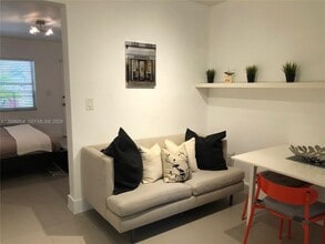 911 Meridian Ave in Miami Beach, FL - Building Photo - Building Photo