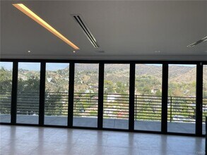 5710 Hill Oak Dr in Los Angeles, CA - Building Photo - Building Photo