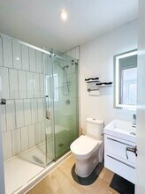 5719 De La Côte-Des-Neiges Ch in Montréal, QC - Building Photo - Building Photo