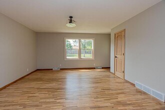 1201 Lark St in Alexandria, MN - Building Photo - Building Photo