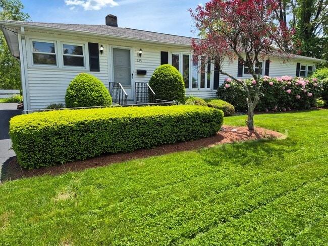 585 Burncoat St in Worcester, MA - Building Photo - Building Photo