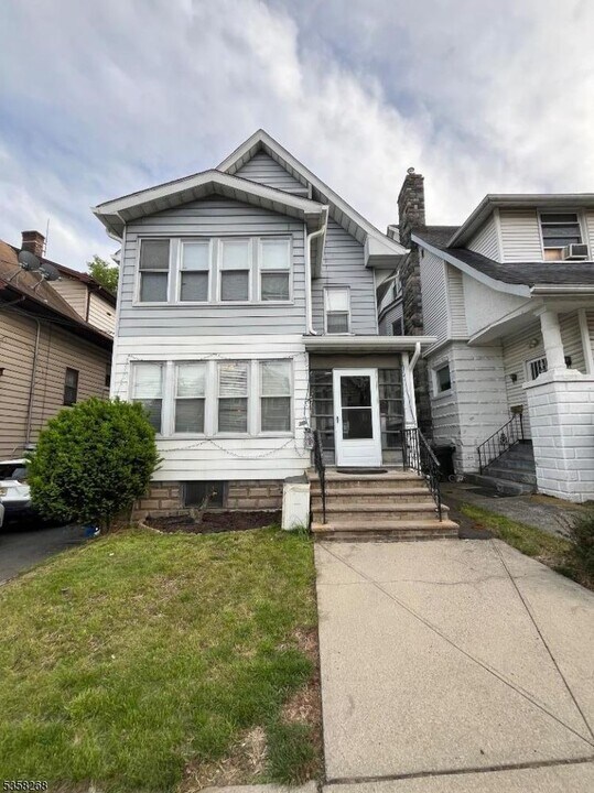 305 Greylock Pkwy in Belleville, NJ - Building Photo