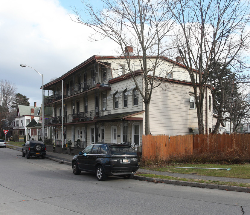 18-26 E Saint James St in Kingston, NY - Foto de edificio