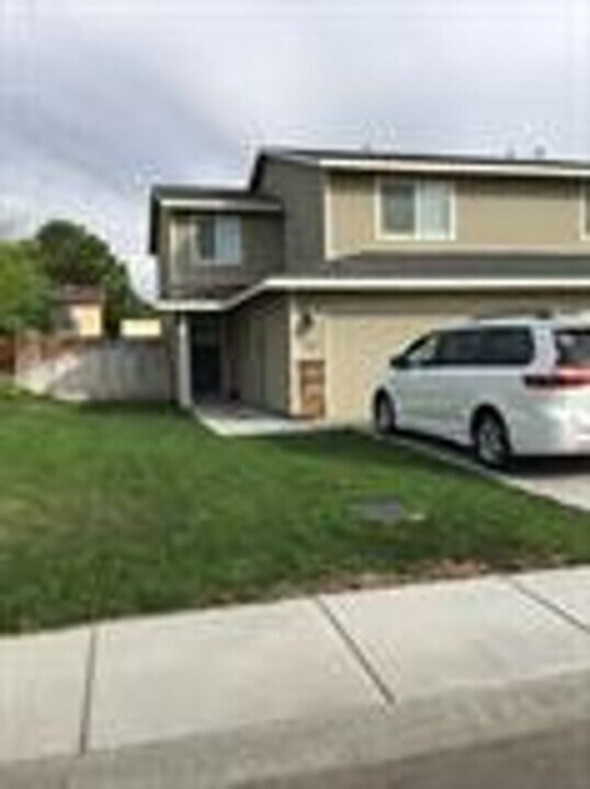 725-727 Mount Hood Ave SW in Boardman, OR - Building Photo