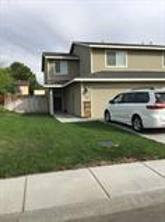 property at 725-727 Mount Hood Ave SW