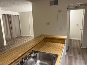 18645 Hatteras St, Unit 109 in Tarzana, CA - Foto de edificio - Building Photo