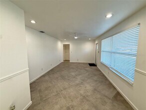 15573 Bedford Cir E in Clearwater, FL - Building Photo - Building Photo