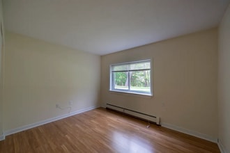 380 Sunderland Rd in Worcester, MA - Building Photo - Building Photo