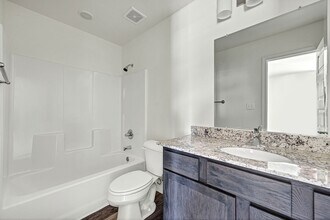 1023 S Benchmark Ln in Fayetteville, AR - Foto de edificio - Building Photo