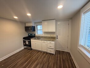 182 E Sharpnack St in Philadelphia, PA - Building Photo - Building Photo