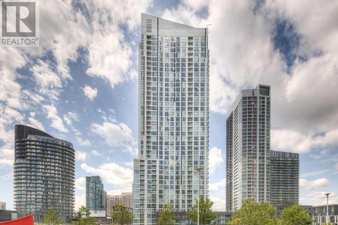 85-985 Queens Wharf Rd in Toronto, ON - Building Photo