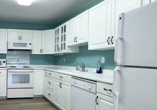 2 Hammond Pond Pkwy in Newton, MA - Building Photo - Building Photo