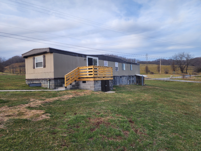 416 Cavitts Creek Rd in North Tazewell, VA - Building Photo - Building Photo