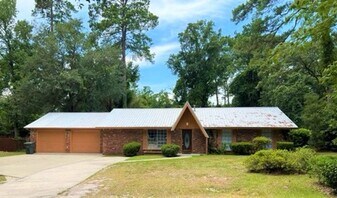 203 Fraser St in Hinesville, GA - Building Photo